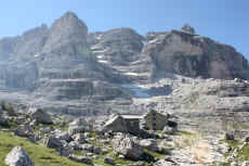 Rifugio_Tuckett.JPG (139045 byte)