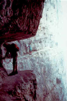 Passaggio scavato nella roccia sullo spigolo della Torre di brenta