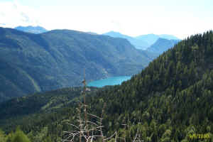 L'altipiano di Pradel   e il Lago di Molveno visti dal sentiero 352