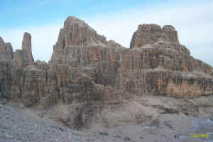 Dal sentiero 358 dell'Ideale, prosecuzione via Ferrata Brentari, panorama su Brenta Alta, Brenta Bassa e Campanil Basso