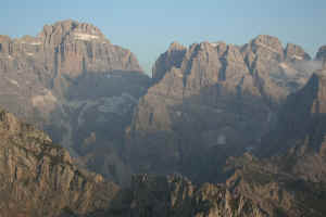 Dalla cima del Piz Galin panorama all'alba su Cima Brenta, Cima Sella, Cima Roma, Cima Vallazza e in secondo piano la Catena del Grost